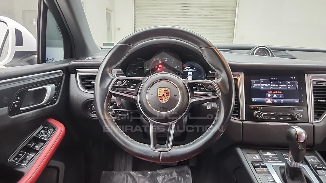 2017 Porsche Macan — Steering & Mounted Controls — Photo 16