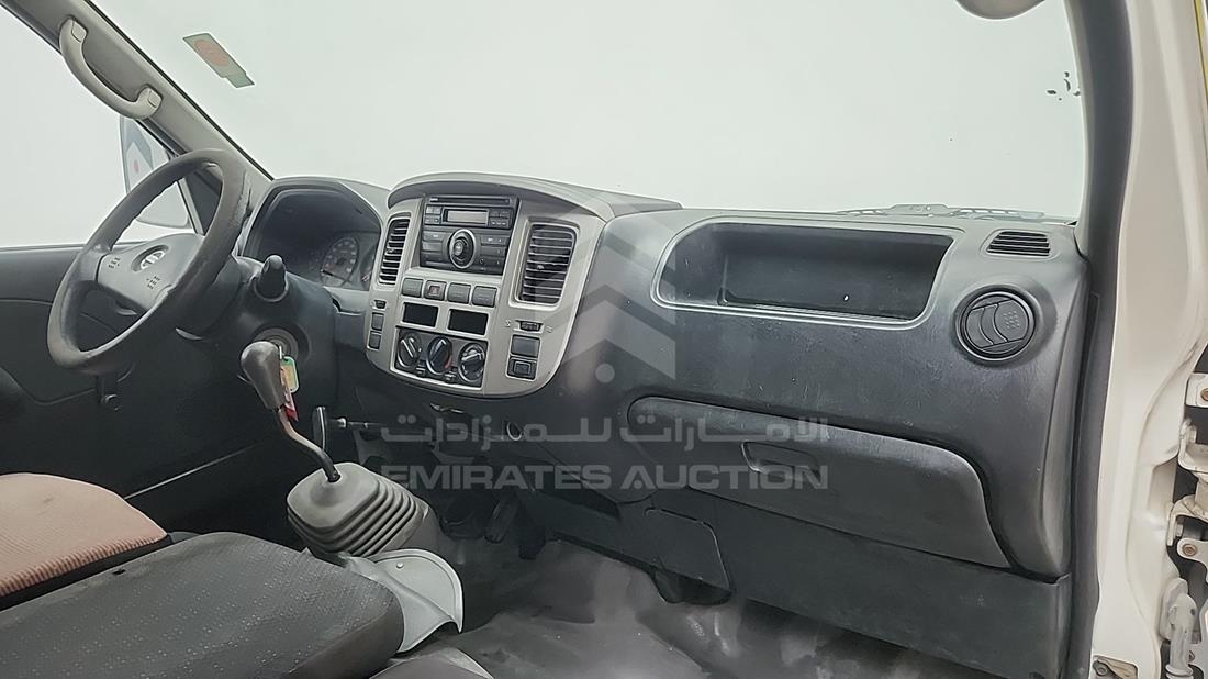نيسان أورفان 2012 — زاوية واجهة الراكب الأمامي الأيمن — صورة 18