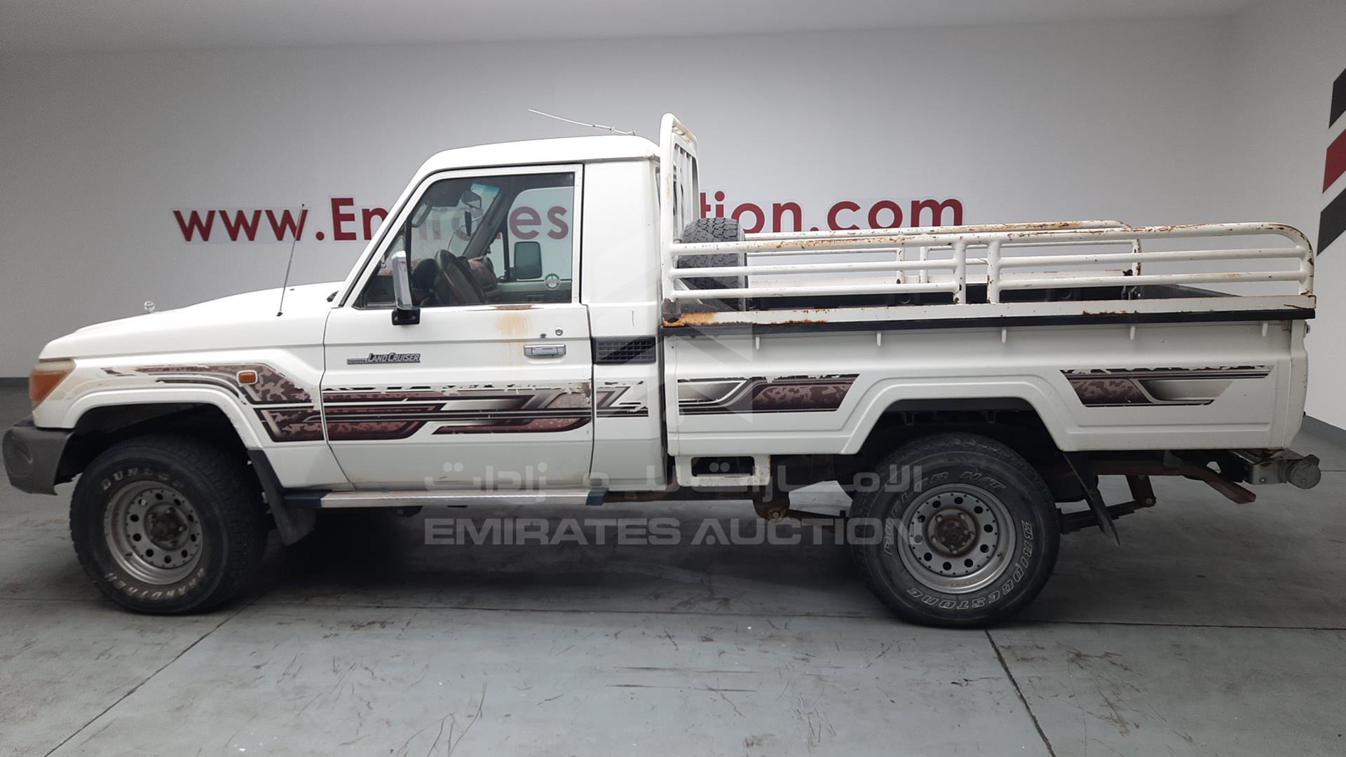 2013 TOYOTA LAND CRUISER VIN: JTFLU73J2D4547985