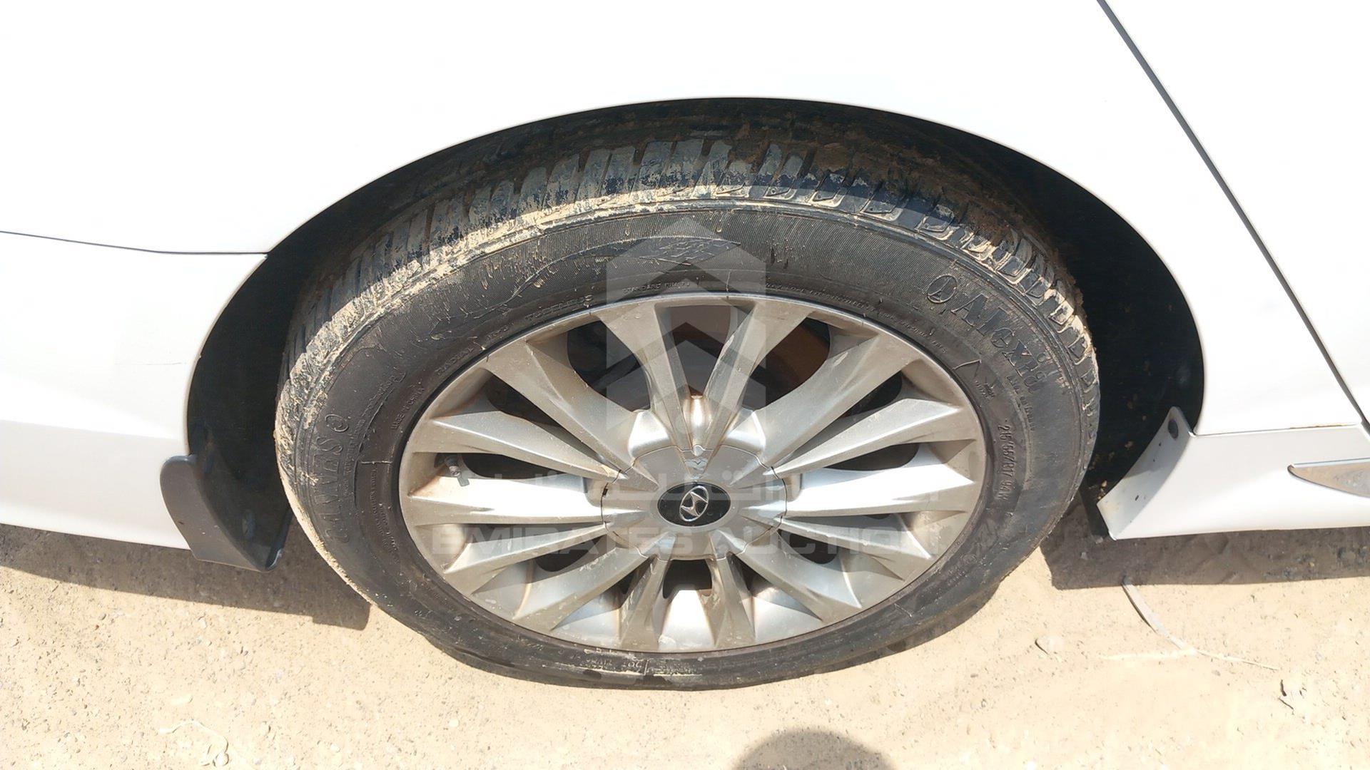 2015 HYUNDAI SONATA VIN: 5NPE34AF8FH208386