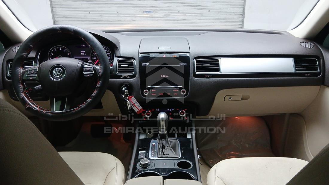 2014 Volkswagen Touareg — Full Dashboard View — Photo 17