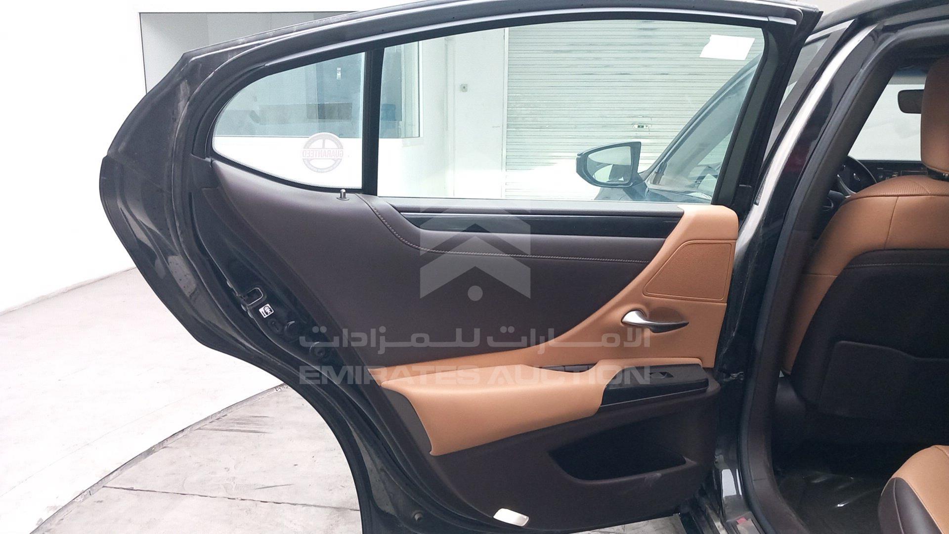 2019 LEXUS ES 300H VIN: JTHB21B17K2047840