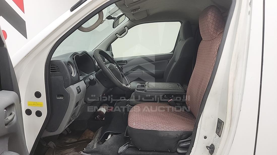 نيسان أورفان 2013 — زاوية السائق الأمامية اليسرى — صورة 7