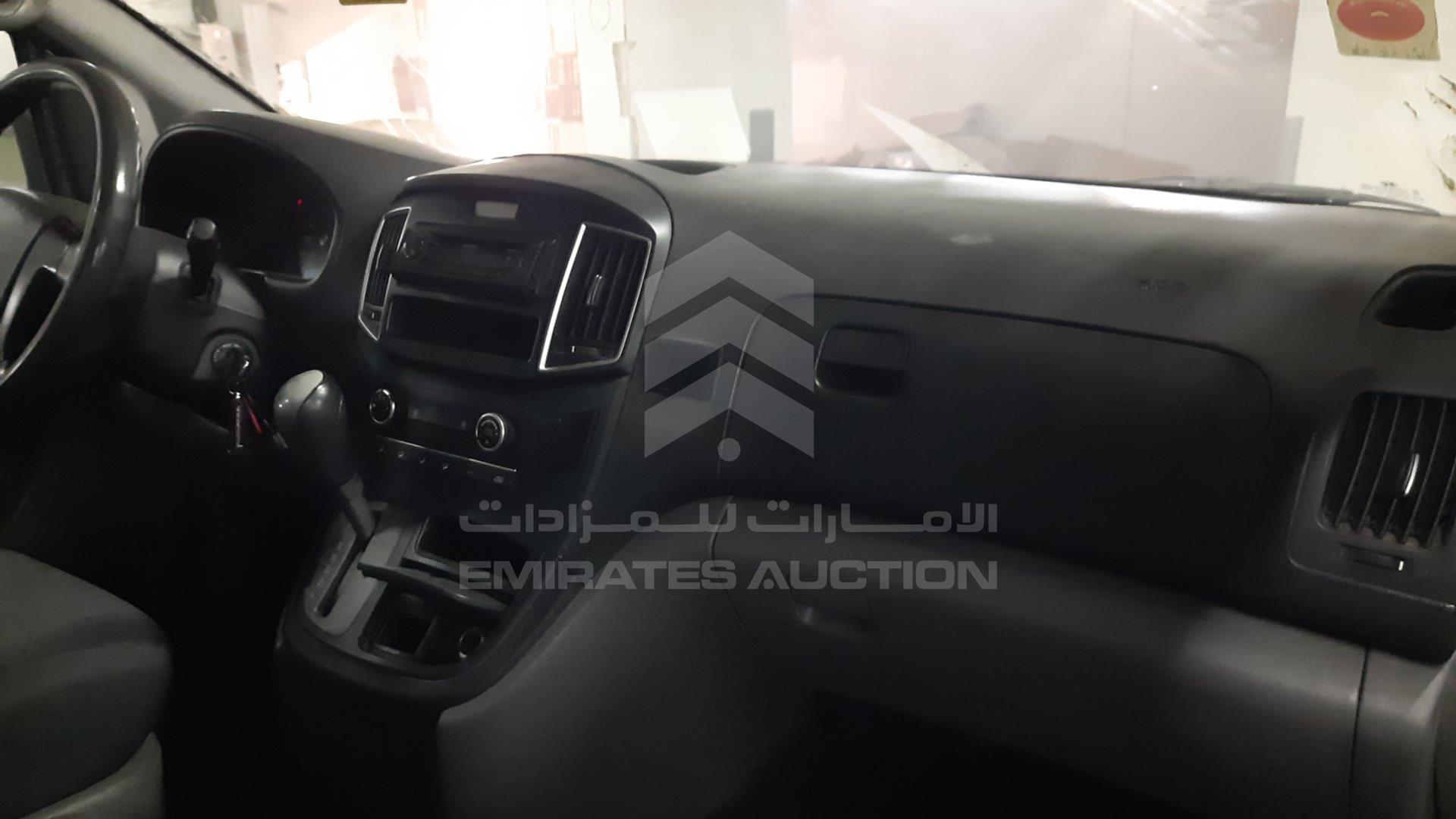 2018 HYUNDAI H1 VIN: KMHWG81RXJU967562