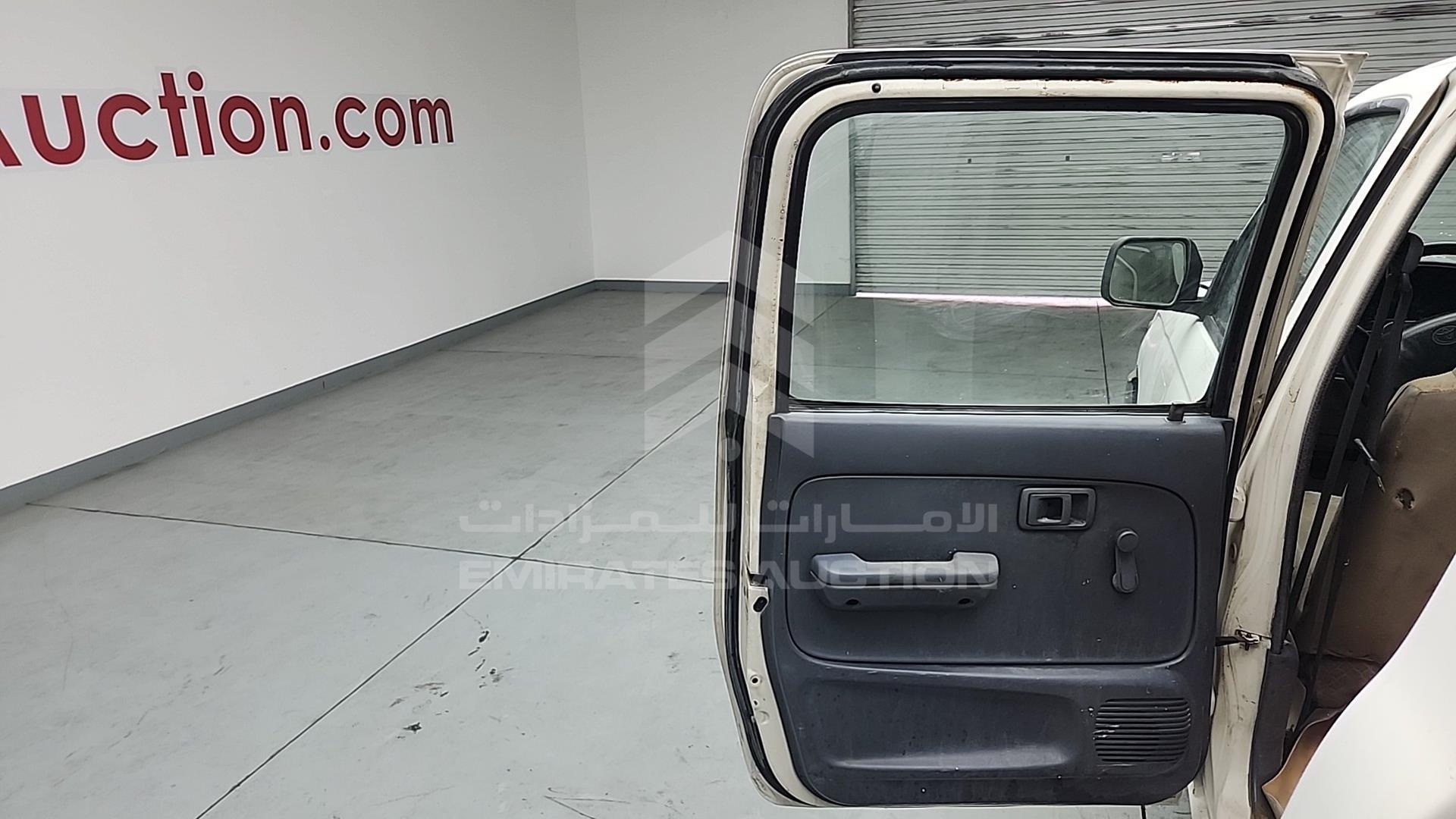 2005 TOYOTA HILUX VIN: JTFEM426450162201