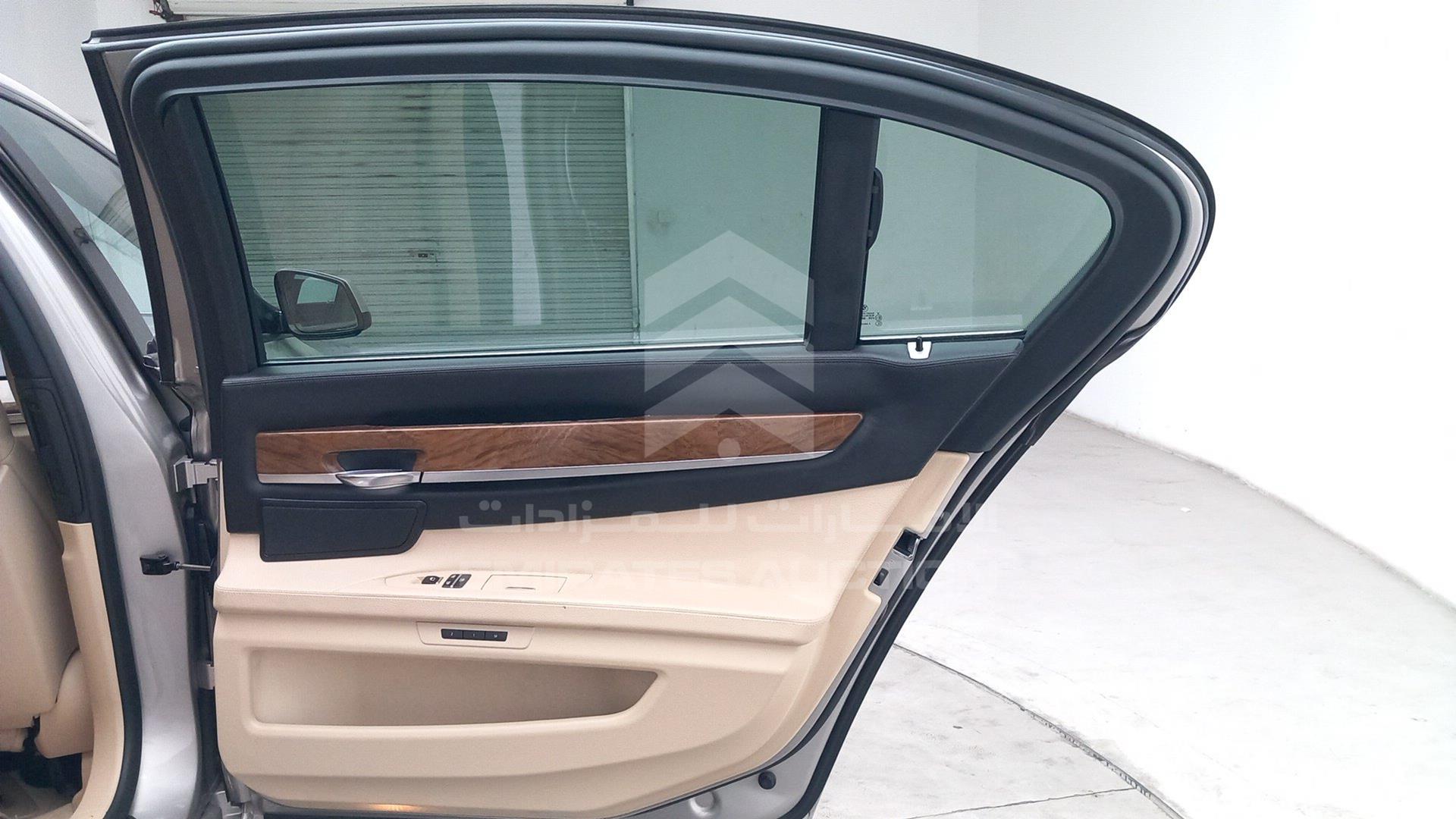 2010 BMW 750 VIN: WBAKB8108AC342700