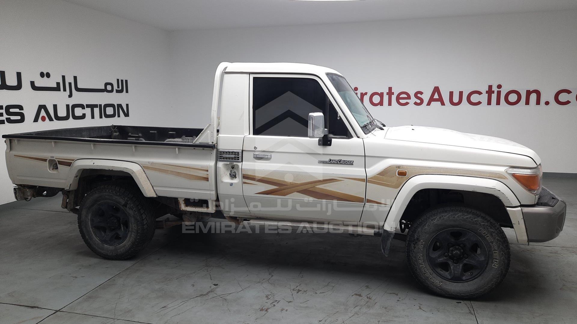 2014 TOYOTA LAND CRUISER VIN: JTFLU73J4E4553353