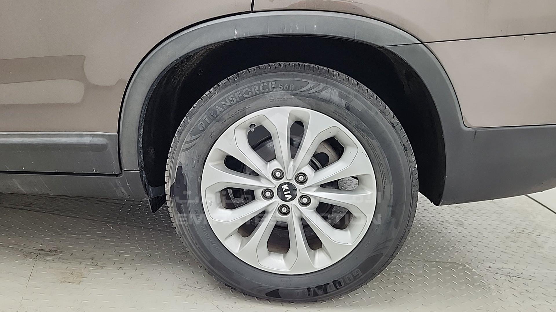 2015 KIA SORENTO VIN: KNAKU8119F5512075