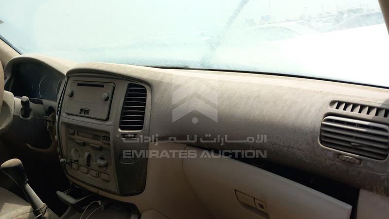 VIN: JTEHJ09J565123733 Auction: EmiratesAuction Lot: 404955 VIN: JTEHJ09J565123733 Toyota Land Cruiser 2006 WHITE Photo 24