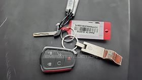 2017 Cadillac XT 5 — Keys — Photo 6 — Thumbnail