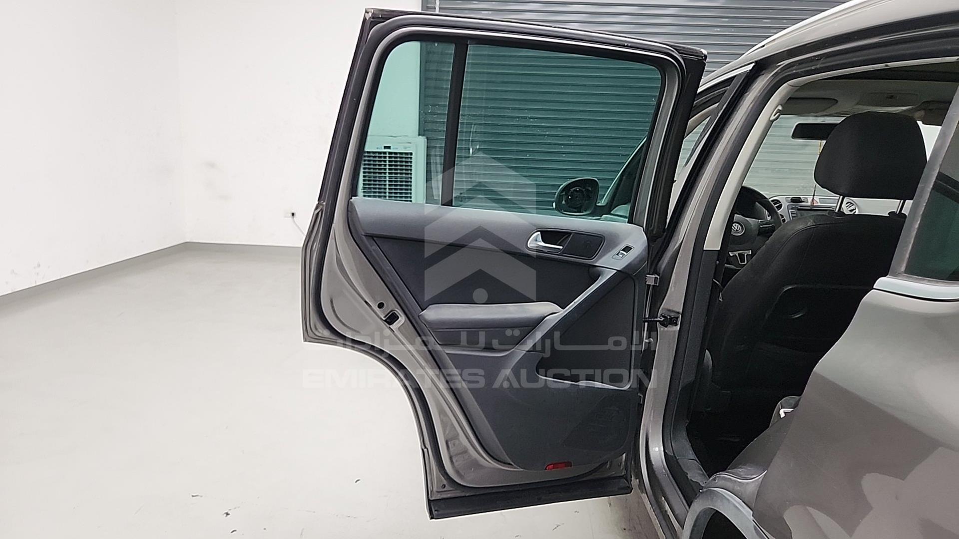 2011 VOLKSWAGEN TIGUAN VIN: WVGCE15N3BW020036