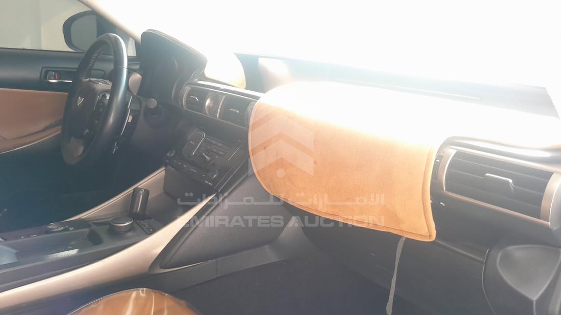 لكزس اى اس 250 2014 — زاوية واجهة الراكب الأمامي الأيمن — صورة 25