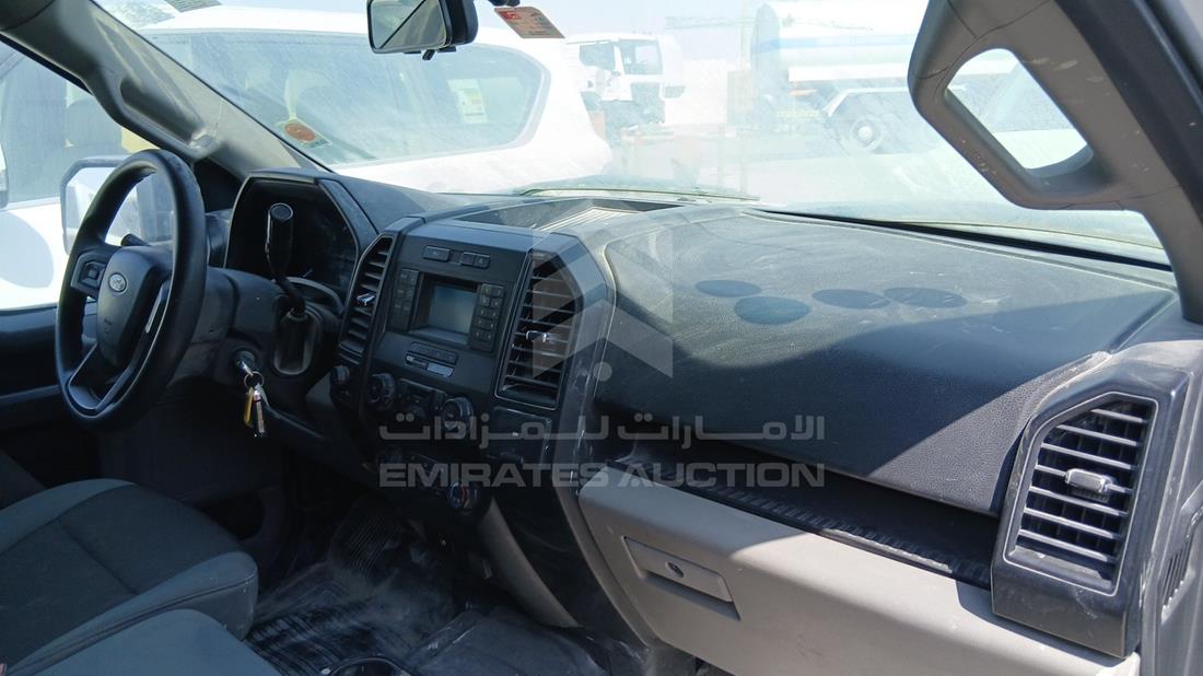 فورد اف 150 2019 — زاوية واجهة الراكب الأمامي الأيمن — صورة 26