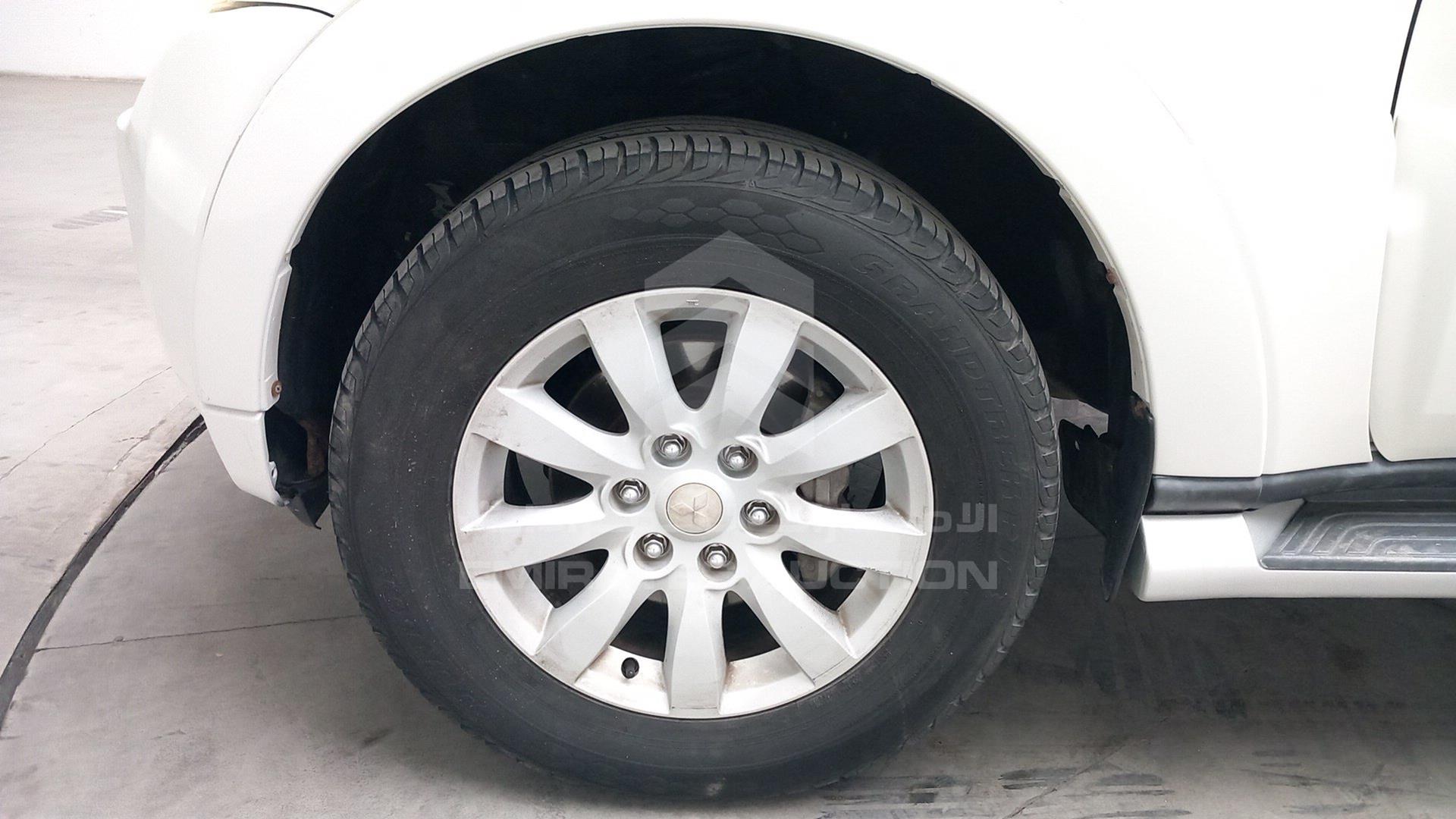 2011 MITSUBISHI PAJERO VIN: JMYLV97WB706495