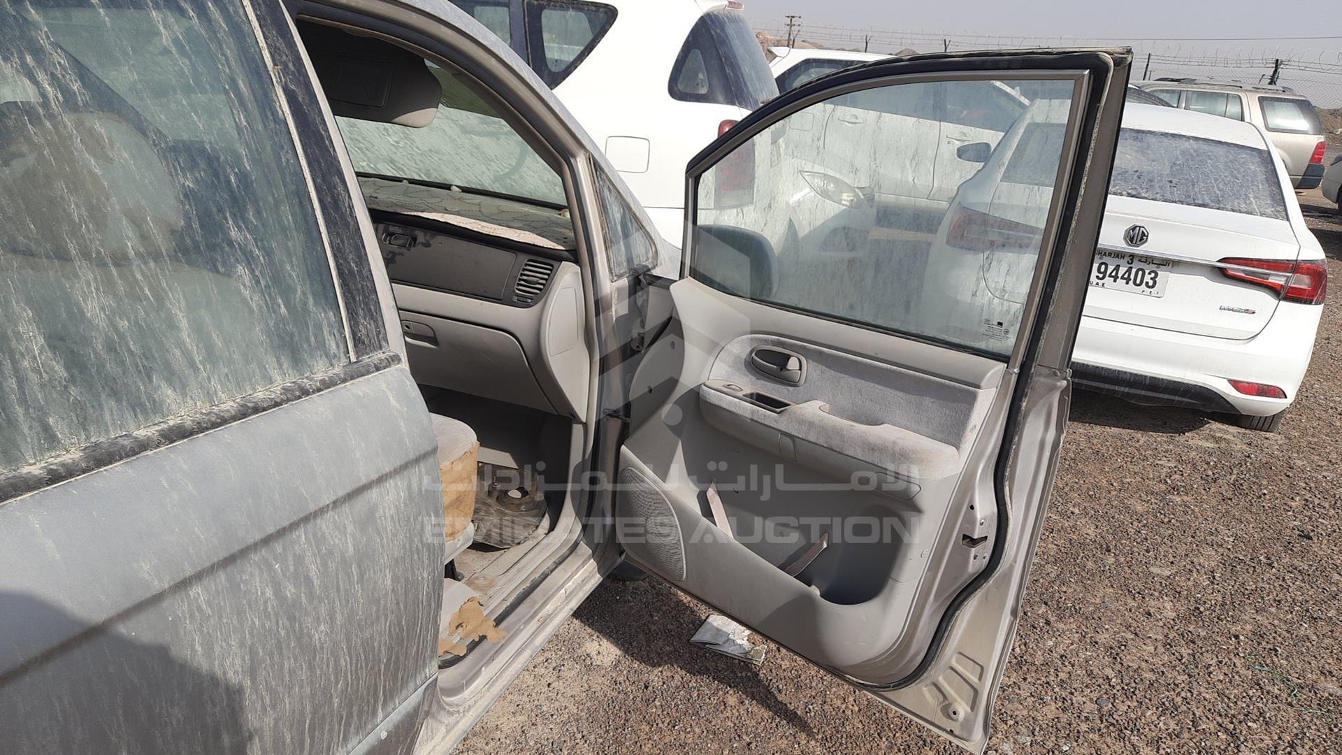 2005 HYUNDAI TRAJET VIN: KMHMG81C45U250356