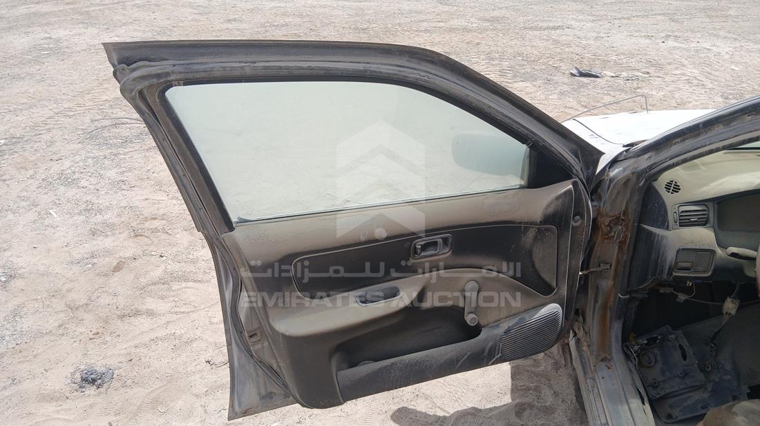نيسان صني 1999 — الباب الأمامي الأيسر — صورة 10