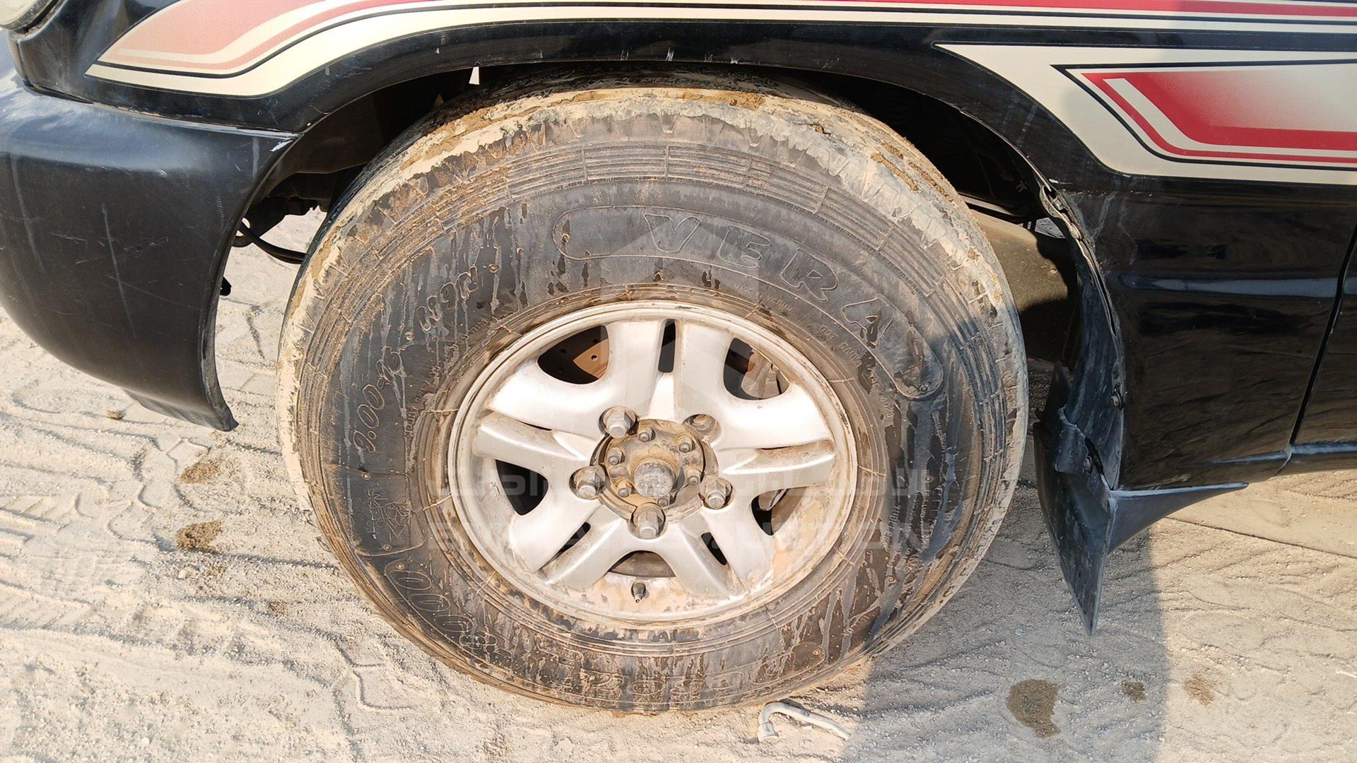 2005 TOYOTA LAND CRUISER VIN: JTEHJ09J755122002