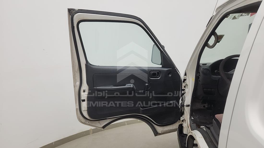 نيسان أورفان 2012 — الباب الأمامي الأيسر — صورة 5