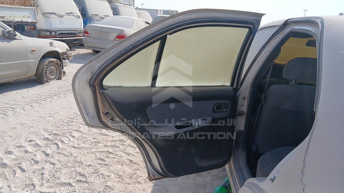 نيسان صني 1998 — الباب الخلفي الأيسر — صورة 18