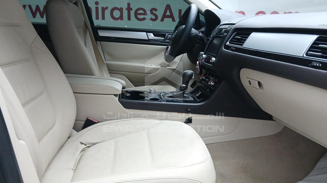 2014 Volkswagen Touareg — Front Right Passenger Seat View — Photo 27
