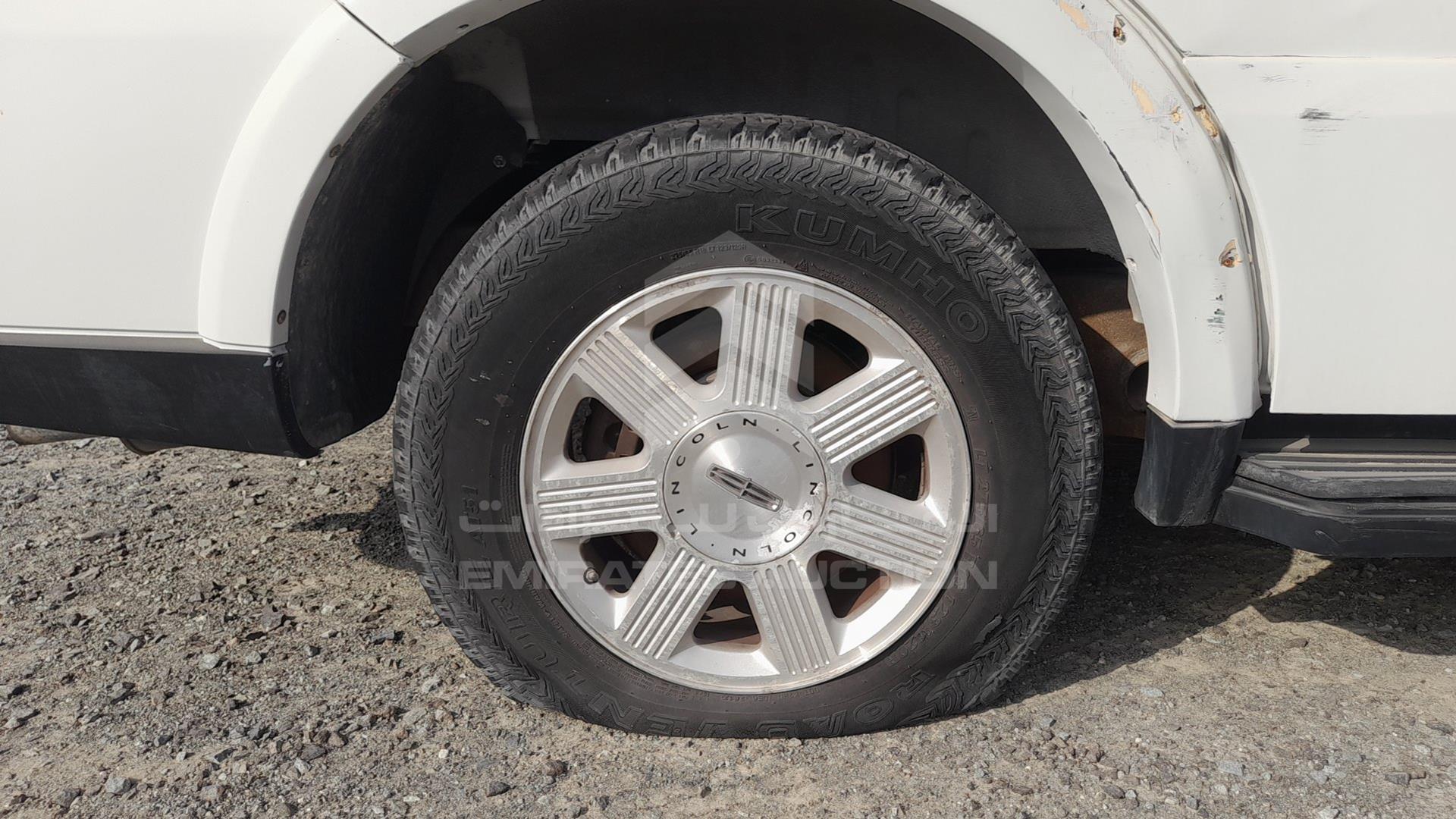 2005 LINCOLN NAVIGATOR VIN: 5LMFU28505LJ23998