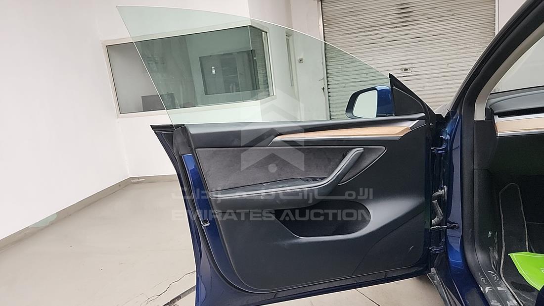 تيسلا Model Y 2024 — الباب الأمامي الأيسر — صورة 12