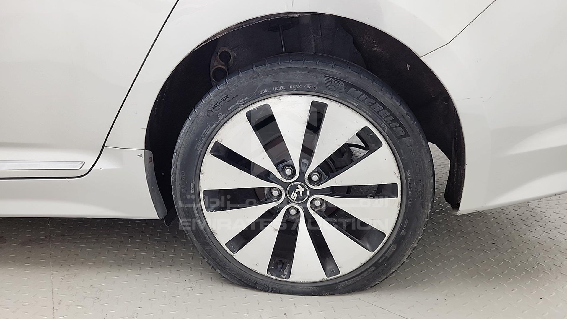 2011 KIA K5 VIN: KNAGN415BBA150063