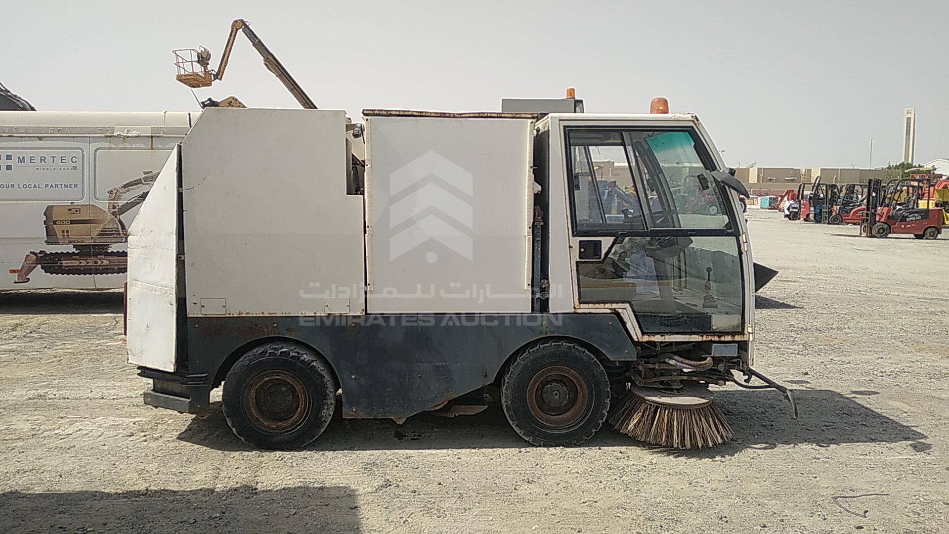 2000 ROAD CLEANING MACHINE --- VIN: 37592003961