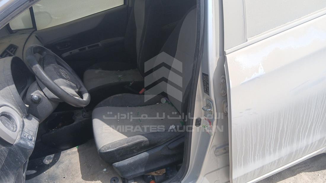 تويوتا ياريس 2014 — زاوية السائق الأمامية اليسرى — صورة 12