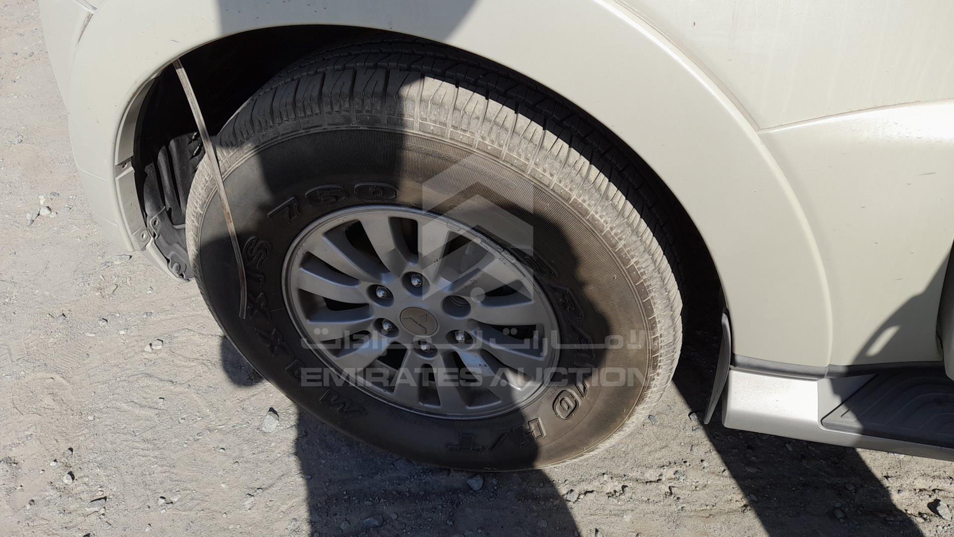 2011 MITSUBISHI PAJERO VIN: JMYLRV95WBJ703096