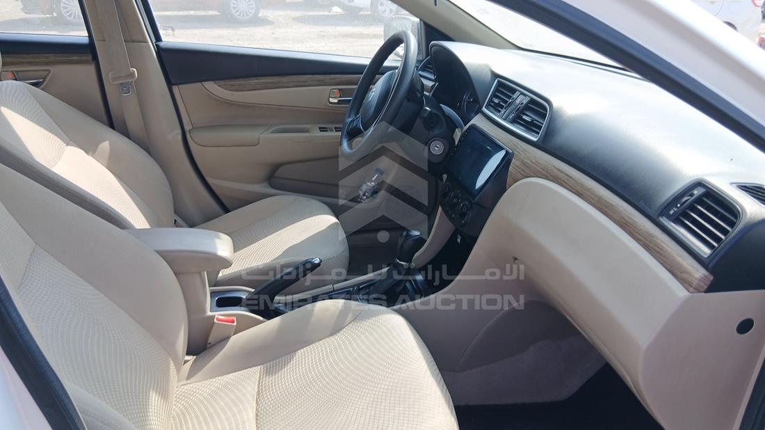 سوزوكي سياز 2023 — زاوية الراكب الأمامي للمقعد — صورة 25