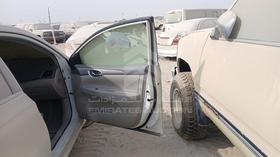 نيسان سينترا 2019 — الباب الأمامي الأيمن — صورة 24