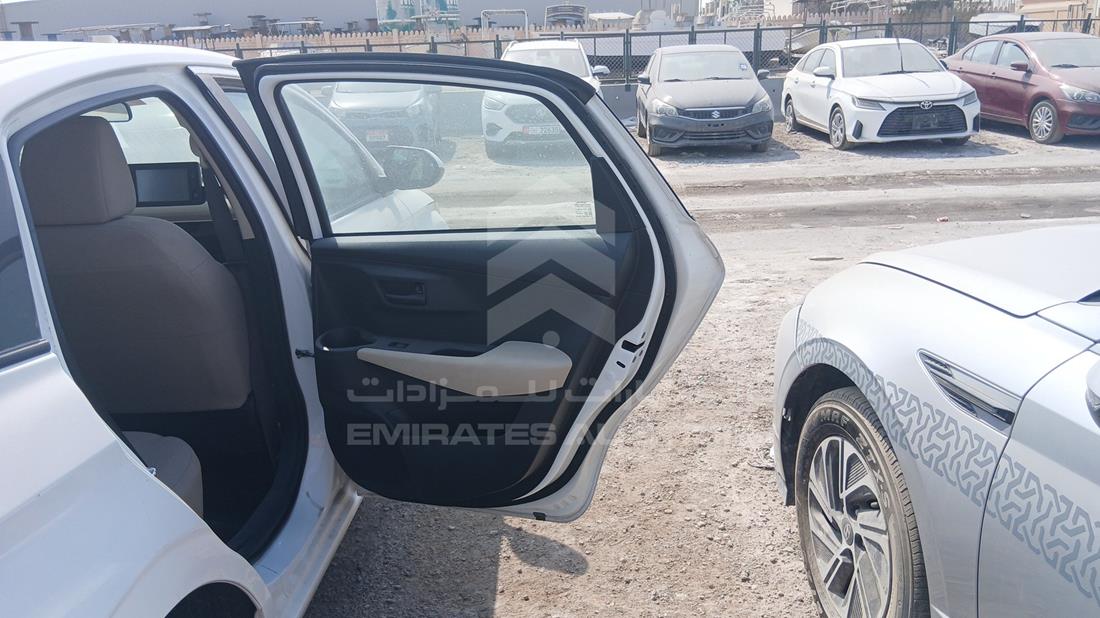 تويوتا ياريس 2023 — الباب الخلفي الأيمن — صورة 23