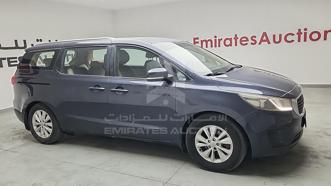 2016 Kia Carnival — Front Right Angle — Photo 9