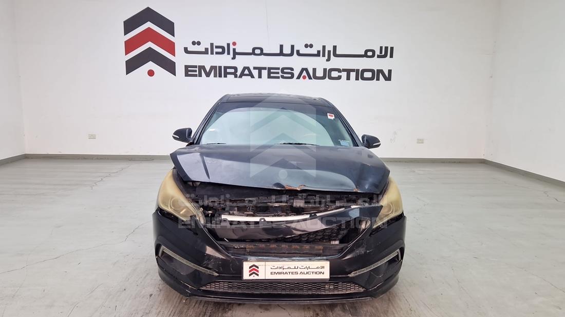 هيونداي سوناتا 2015 — الزاوية الأمامية بالكامل — صورة 1