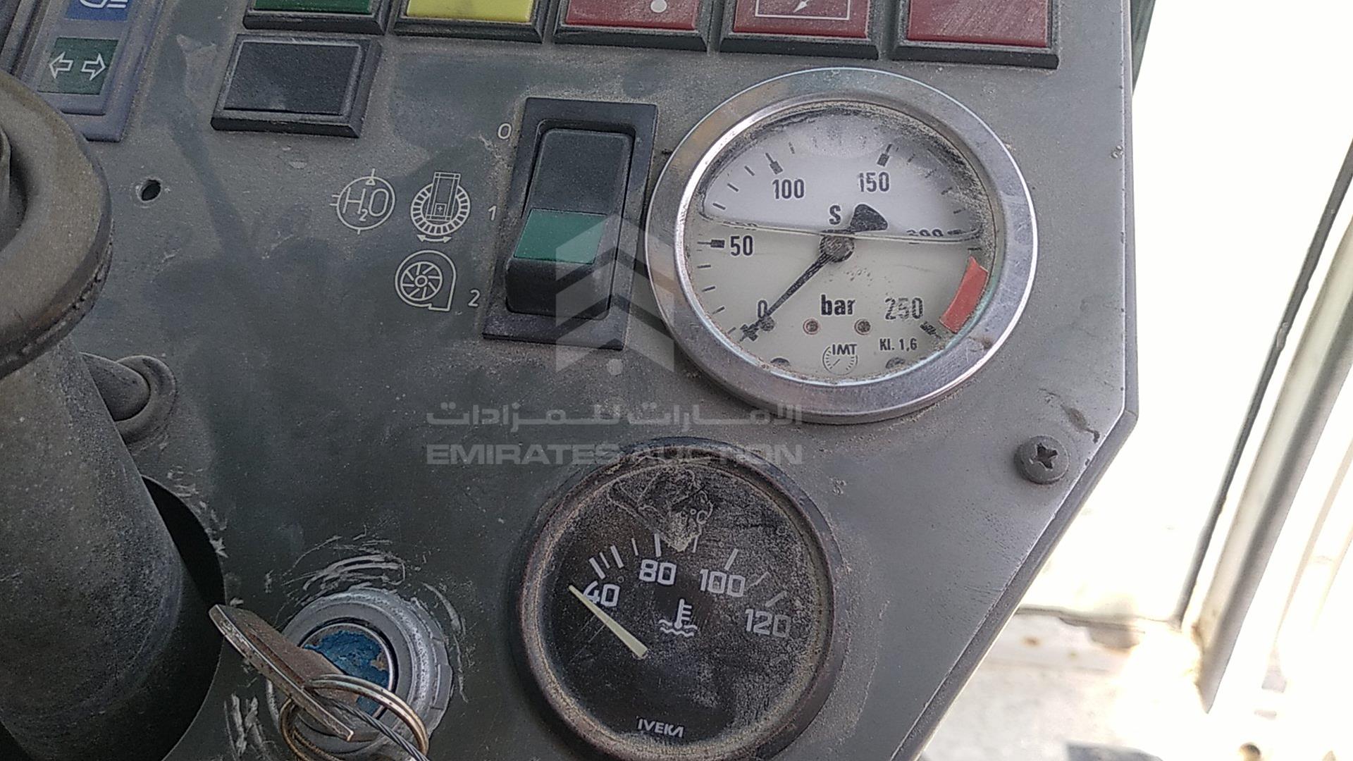 2000 ROAD CLEANING MACHINE --- VIN: 37592003961