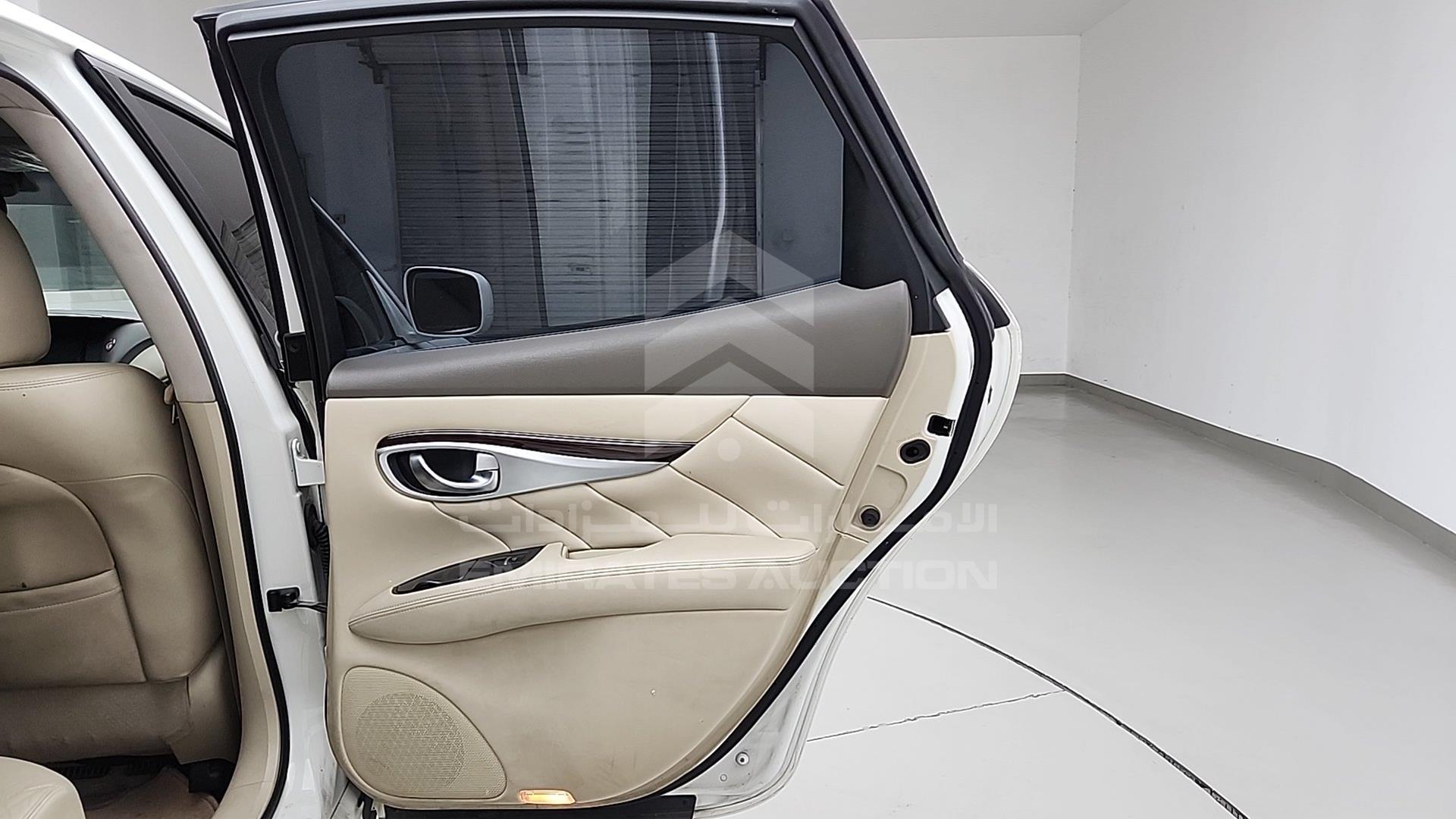 2014 INFINITI Q70 VIN: JNKBY1AP2EM300169
