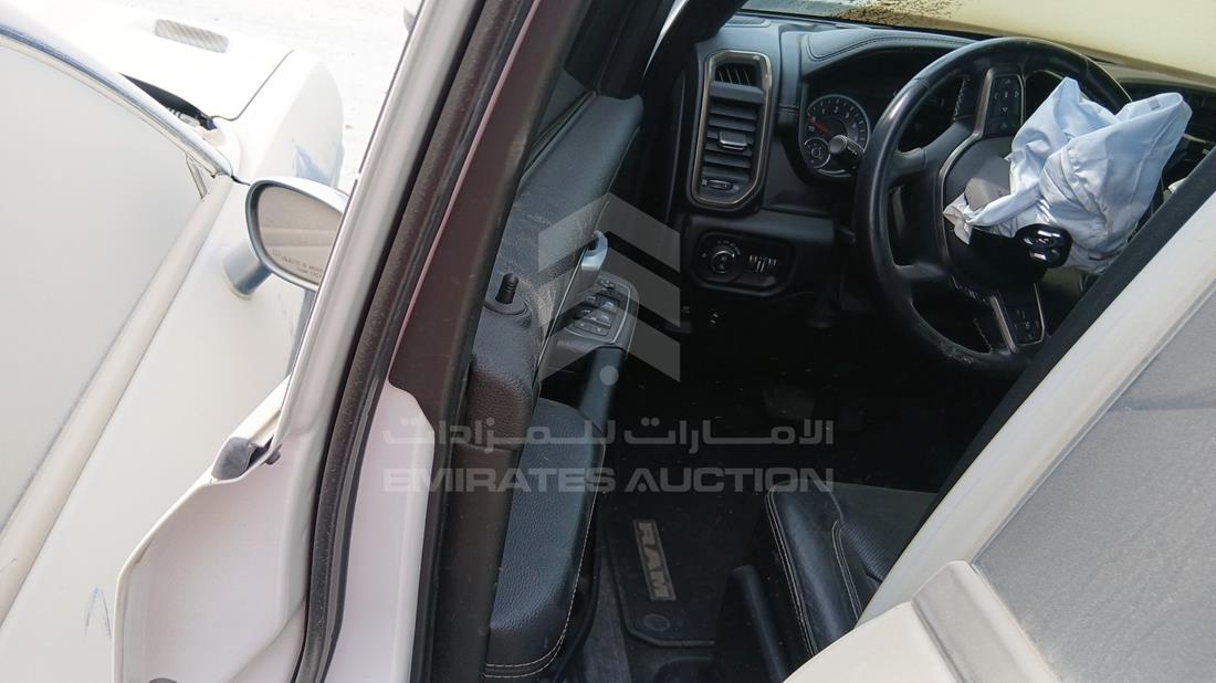 دودج رام 2021 — الباب الأمامي الأيسر — صورة 9