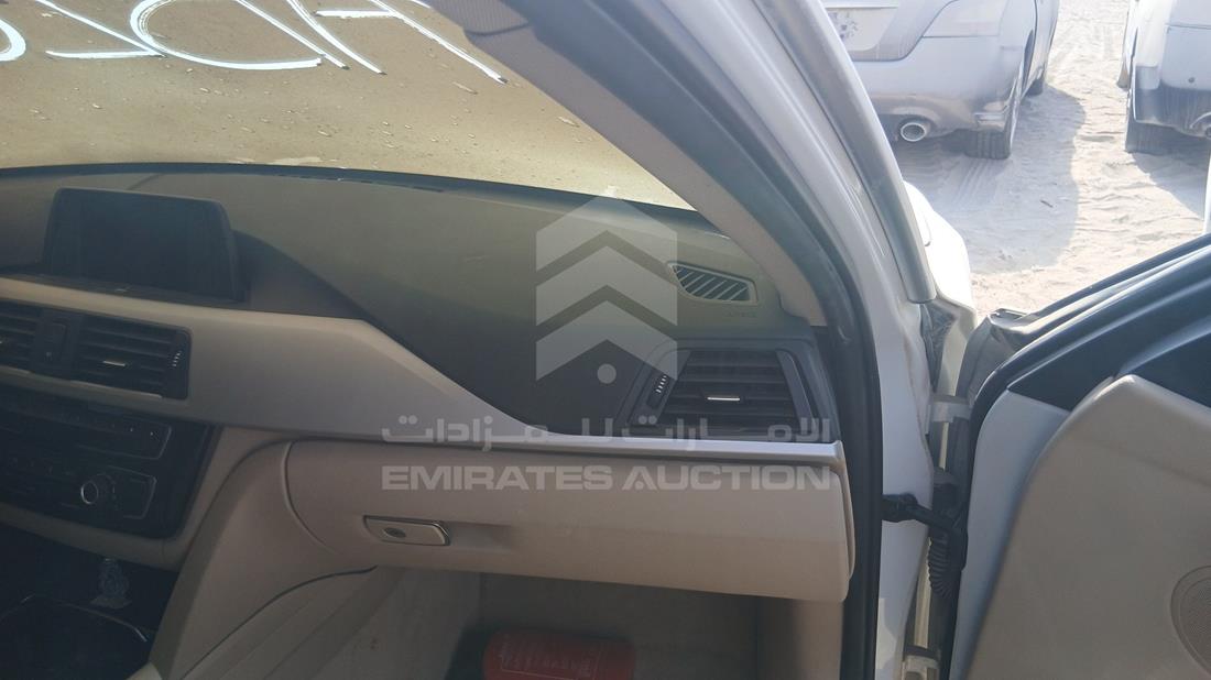 بي ام دبليو 318i 2018 — زاوية واجهة الراكب الأمامي الأيمن — صورة 23