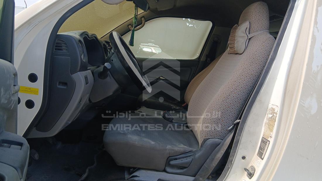 نيسان إن في 350 2015 — زاوية السائق الأمامية اليسرى — صورة 11