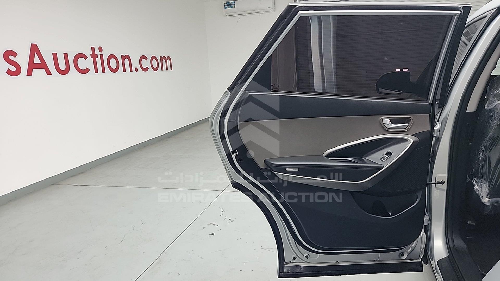 2016 HYUNDAI SANTA FE VIN: KMHSM81E2GU116160