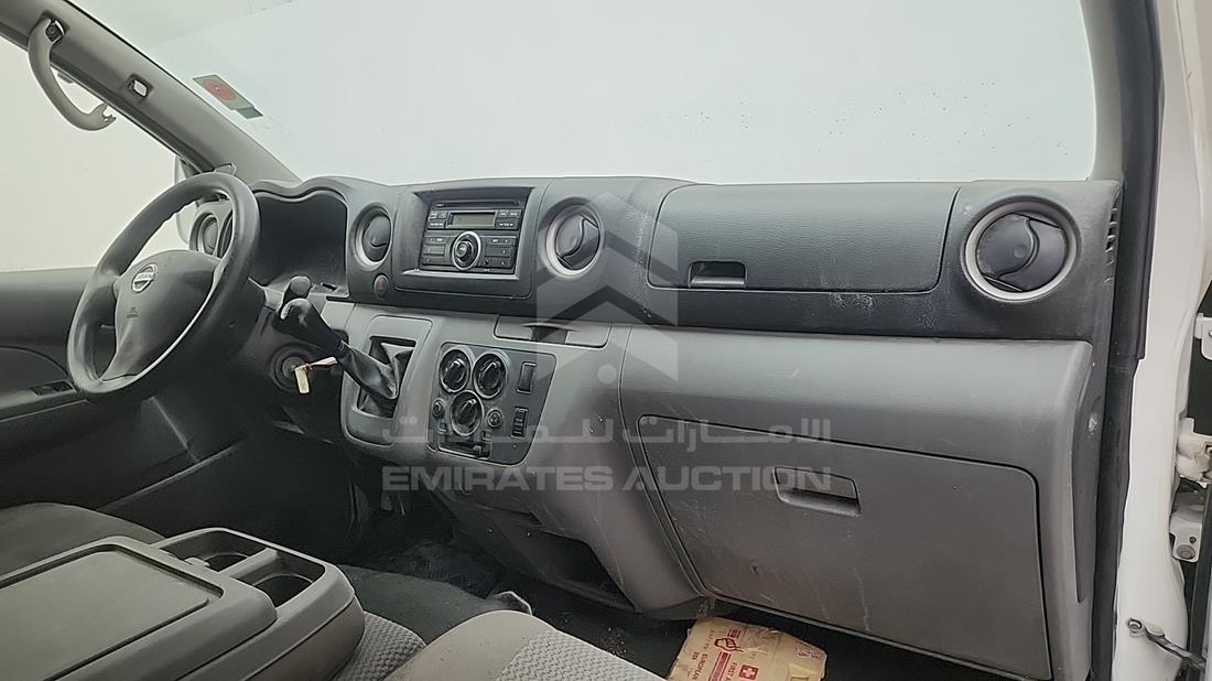 نيسان أورفان 2015 — زاوية واجهة الراكب الأمامي الأيمن — صورة 18