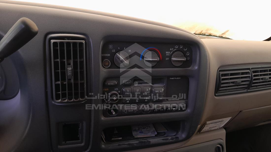 2000 GMC 2500 — Entertainment Systems & Camera Monitor & Navigation — Photo 16