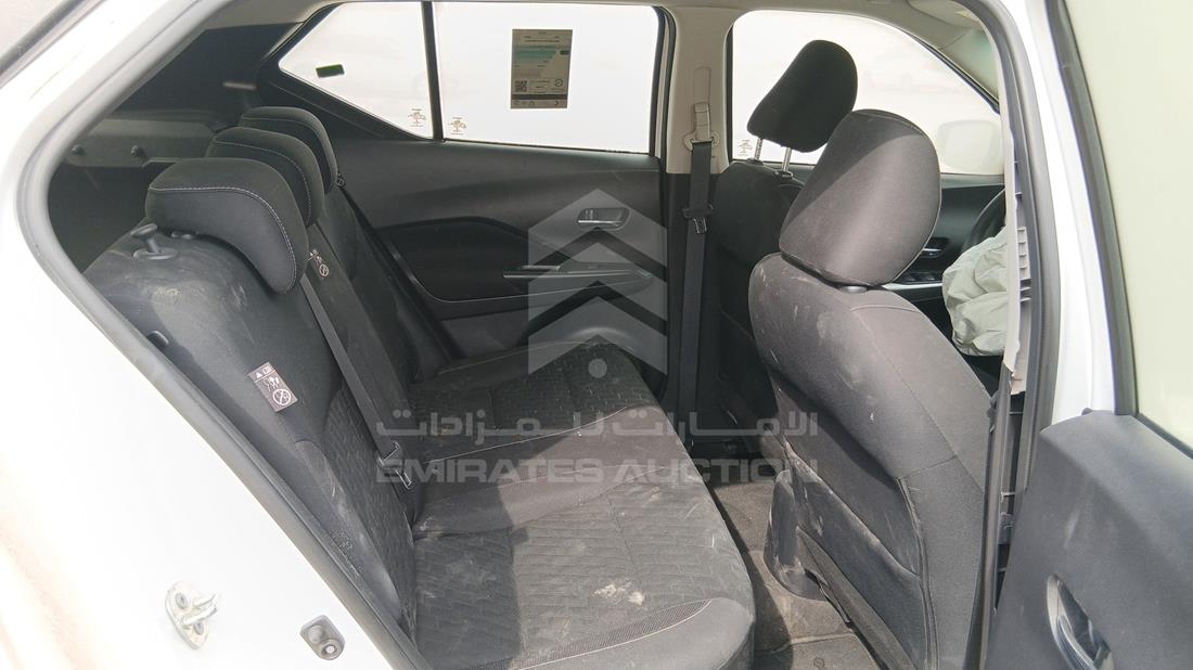 نيسان كيكس 2022 — زاوية الراكب الخلفي اليمنى — صورة 22