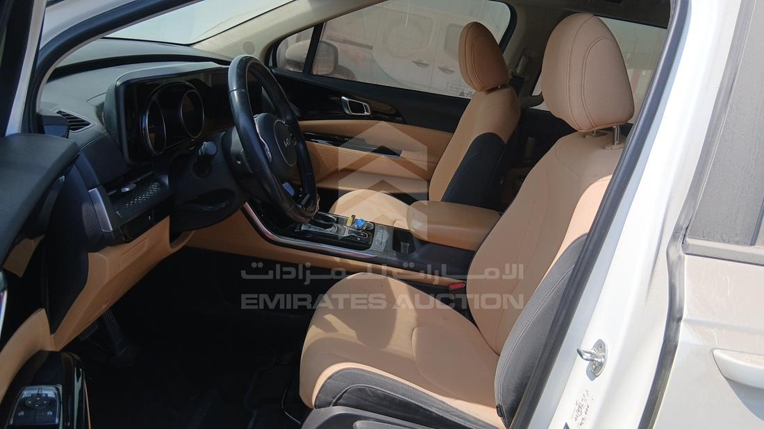 كيا كرنفال 2022 — زاوية السائق الأمامية اليسرى — صورة 12