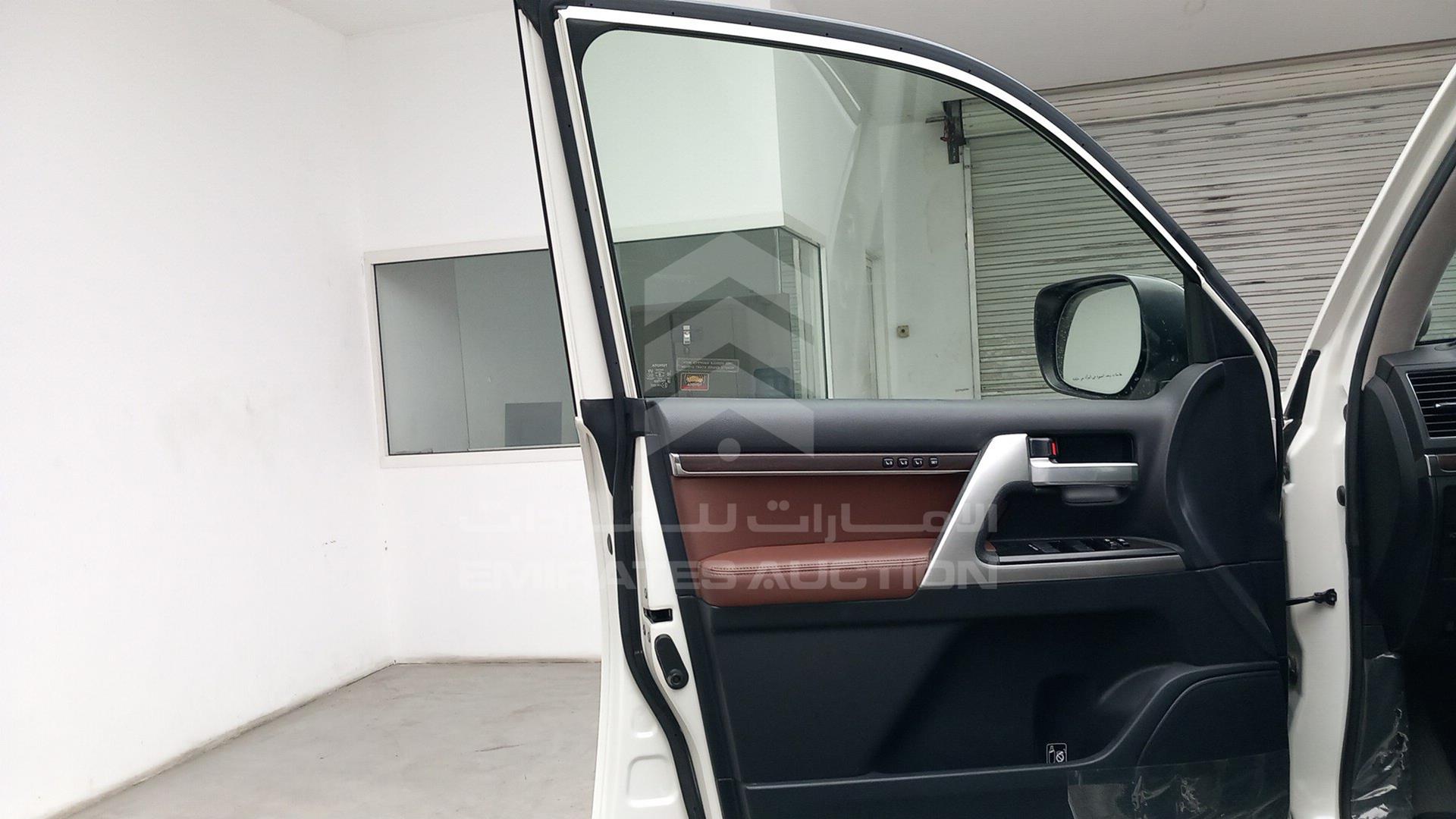 2017 TOYOTA LAND CRUISER VIN: JTMHY05J3H4054037