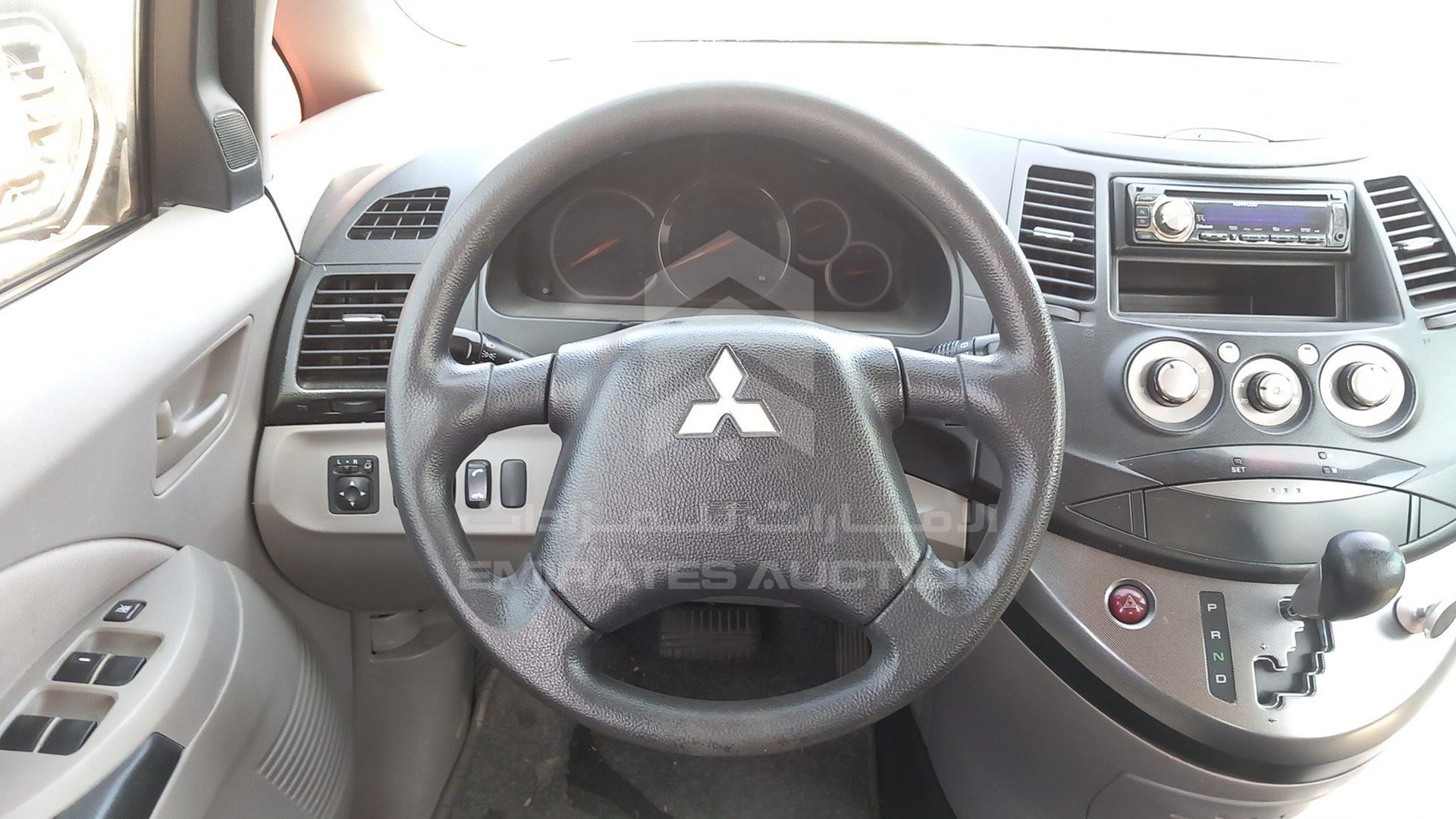 2007 MITSUBISHI GRANDIS VIN: JMYLRNA4W7Z700700