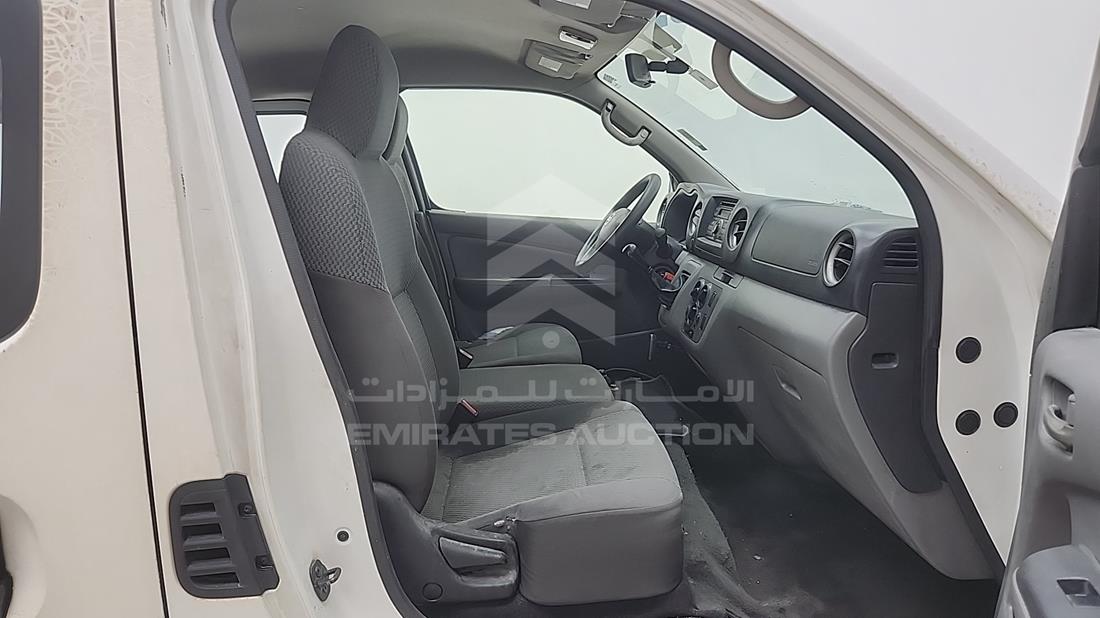 نيسان أورفان 2017 — زاوية الراكب الأمامي للمقعد — صورة 17