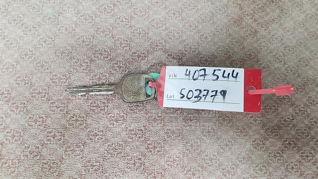 2005 Nissan Urvan — Keys — Photo 4