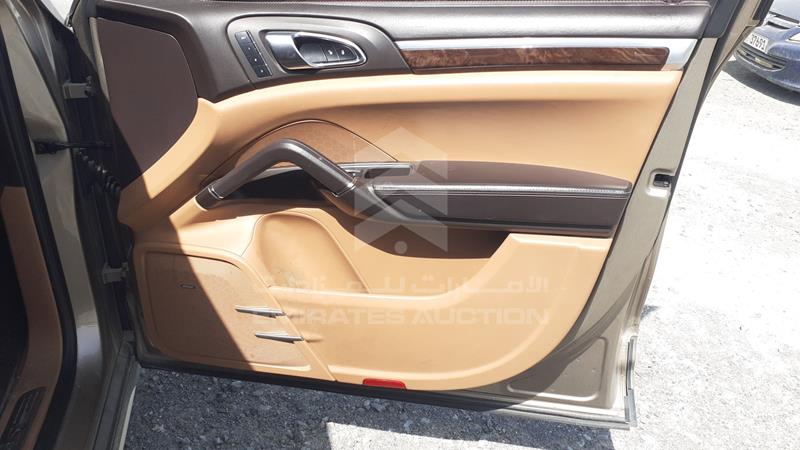 WP1ZZZ92ZFLA58456 Auction: EmiratesAuction Lot: 409142 WP1ZZZ92ZFLA58456 Porsche Cayenne S 2015 GOLD Photo 26